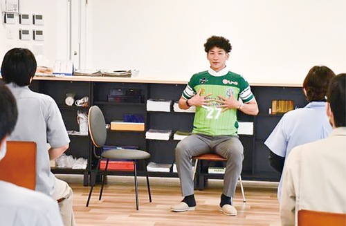 正しい呼吸法を伝える堀内さん