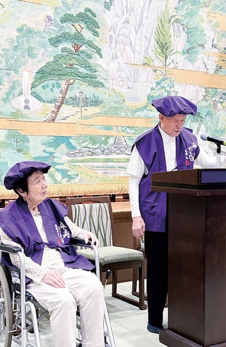 あいさつする高橋会長ときよ子さん