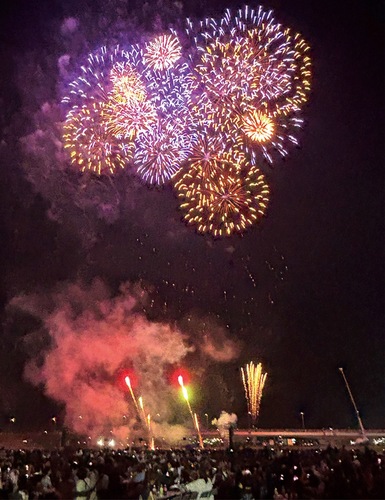 会場を埋める観客と打ち上げ花火（酒匂川スポーツ広場）