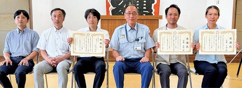 （左から）関東ダイエットクック神奈川工場の３人、黒栁消防長、安藤匠耶さん、七海さん