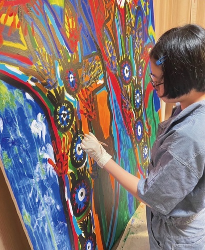 制作に励む竹内さん