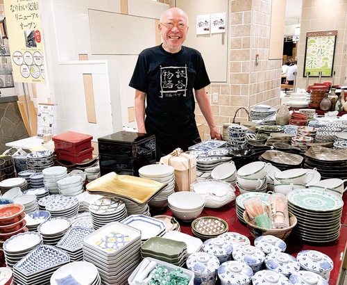 商品を紹介する高橋店主