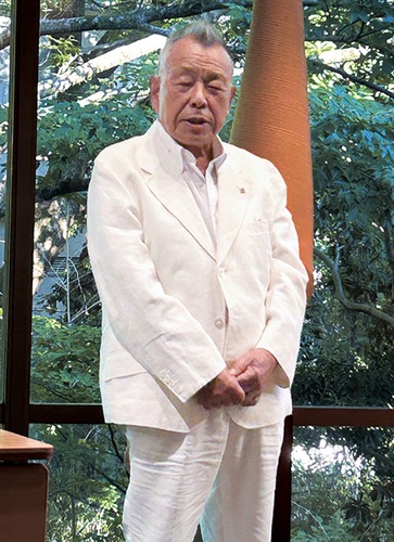 あいさつする相原会長