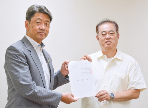加藤市長に要望書を渡した藤井支部長（右）