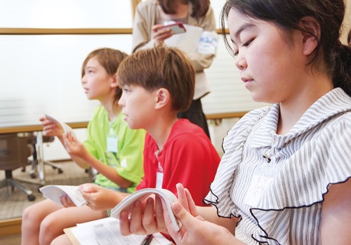 慣れない手つきで「札勘」にチャレンジ