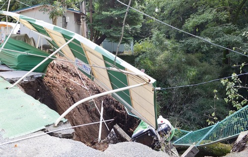 台風で崩落した法面（24年９月）