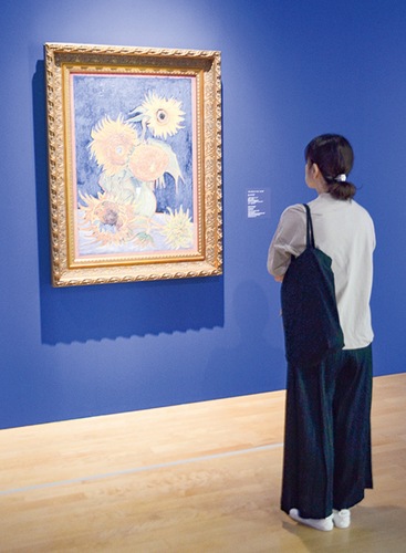 「幻のヒマワリ」を見る来館者