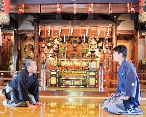 霊前で狂言を披露する大藏さん（左）