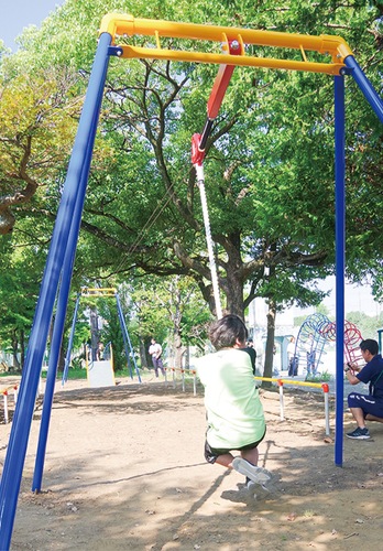 緊張の「滑り初め」を行った児童