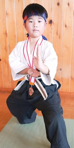 「左中段構え」を披露する高橋さん