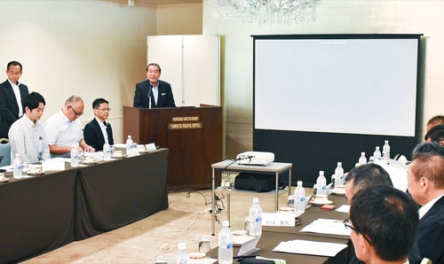 あいさつする箱根ＤＭＯの勝俣理事長