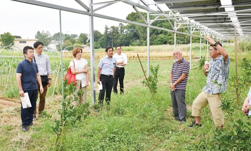 小山田代表（右）の説明を聞く議員ら