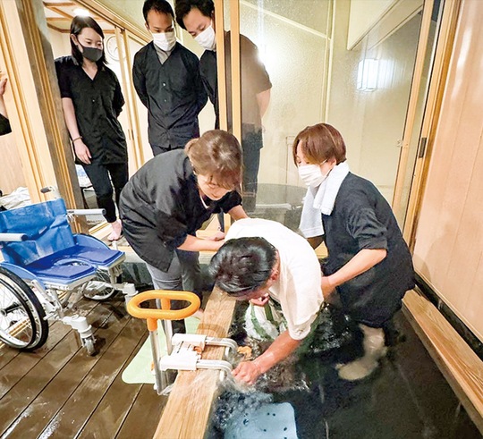 入浴介助を学ぶ受講者（事業者提供）