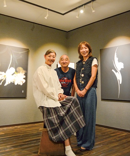 来場を呼び掛ける久保京子さん（左）