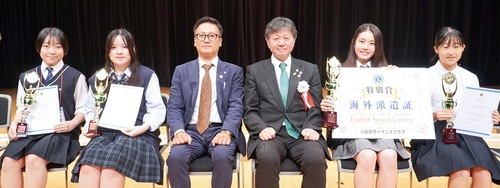 コンクールの入賞者ら（右から2番目が優勝の渋谷さん）