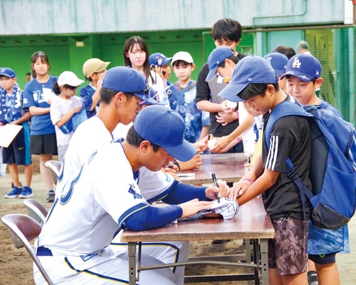 ふれあいイベントの選手サイン会にこどもファンが並んだ