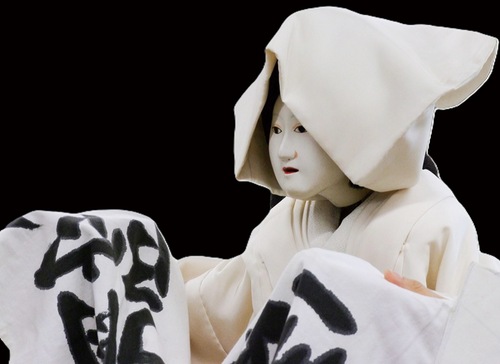 魂が宿るかのような人形の動きに注目