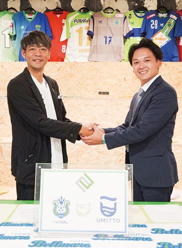 ベルマーレフットサル佐藤代表（左）とUMITTO黒田代表