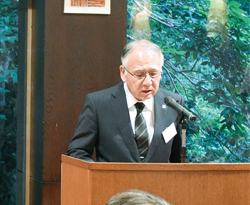 あいさつする近藤理事長