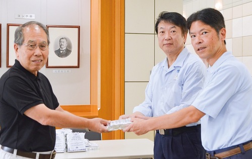 左から近藤理事、宮本所長、大場工場長