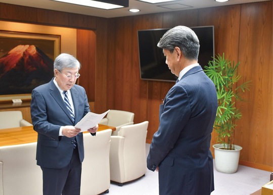 加藤市長（右）に答申書を手渡す林会長