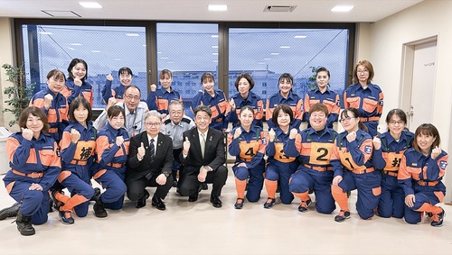 全国大会に向け士気が上がる市消防団女性分団員と加藤市長、中村消防団長、黒栁幹雄消防長ら＝市消防本部