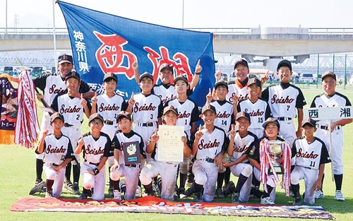 優勝を収めて笑顔を見せる選手ら（チーム提供）
