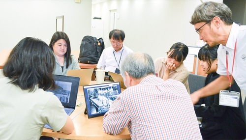 作業を進める参加者ら
