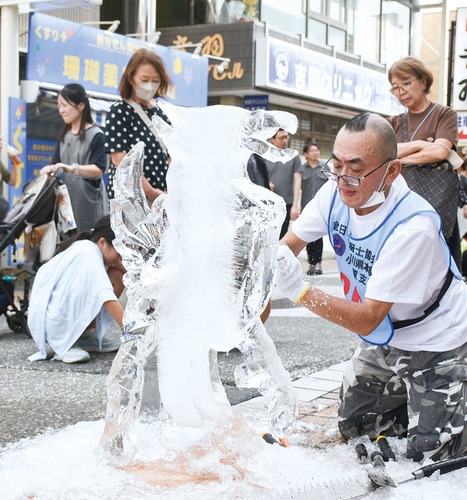 真剣な表情で氷を削る出場者