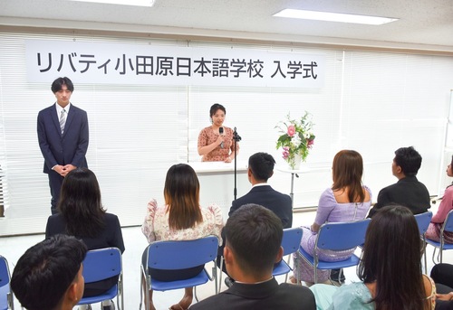 入学宣誓を行うナンさん