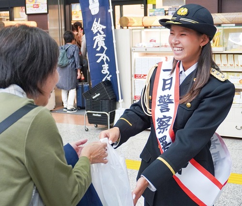 笑顔で防犯を呼び掛ける庄司さん