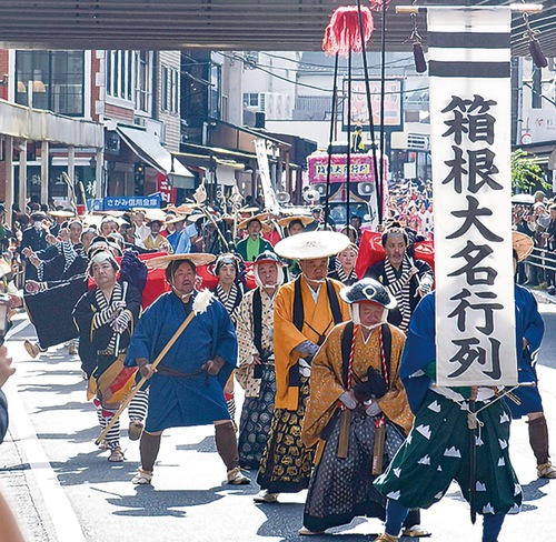 箱根湯本駅前を進む行列