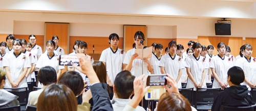 宣誓する代表生徒（中央）