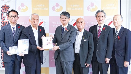 宮崎会長（中央）が目録を手渡した