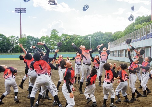 笑顔で優勝の帽子投げを行う狩野エンゼルスの選手