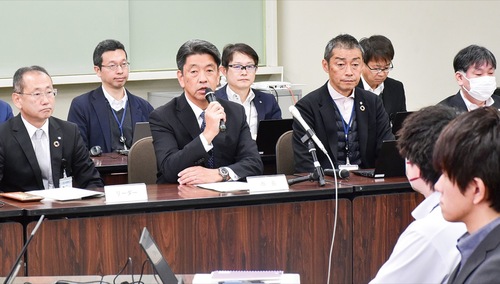 会議冒頭であいさつする加藤市長