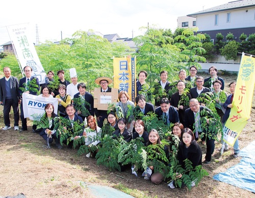 収穫祭には約30人が参加した