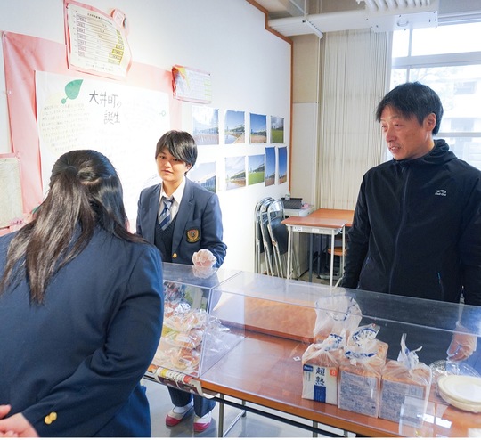 生徒会メンバーらがカフェの運営を担当し、フードバンクから提供されたパンを利用者に手渡した