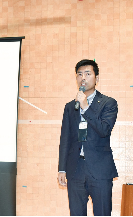説明会であいさつする小林町長
