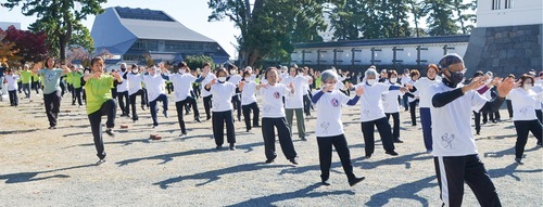 参加者による太極拳の演舞