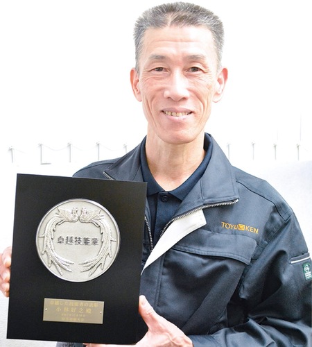 記念の盾を持つ小林さん