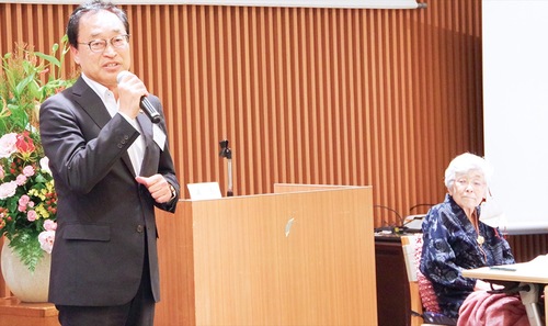 来賓としてあいさつする遠藤理事長と小田原信和会の鈴木会長（写真右）