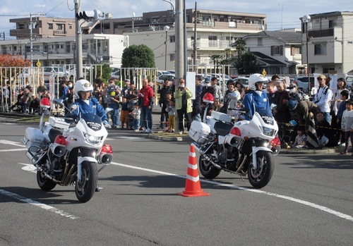白バイのデモ走行を披露（提供）