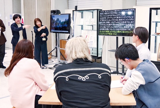 文字化されたラジオ音声を見る参加者