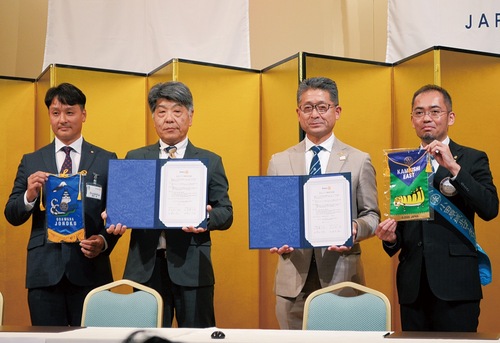 小田原城北ＲＣ須藤会長（中央右）と釜石東ＲＣ平松篤会長（中央左）