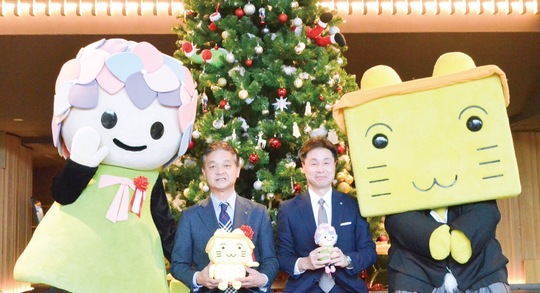 （左から）あじさいちゃん、山神町長、柴田総支配人、ボザッピィ