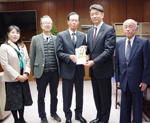 加藤市長に目録を渡す清水会長（中央）