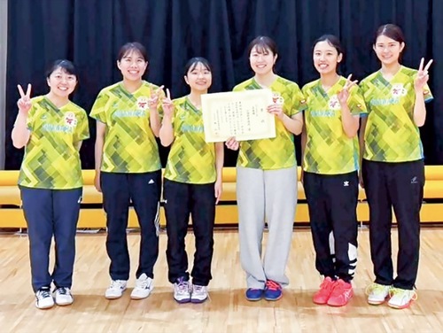 市役所女子チームのメンバー（市提供）