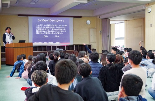 薬物の怖さを学ぶ児童