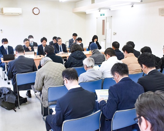 町職員の説明を聞く参加者（10日、仙石原文化センター）